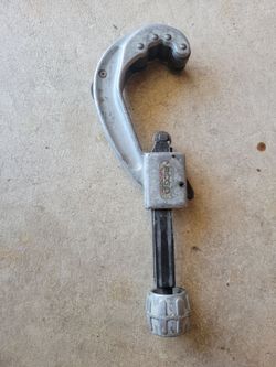 Pipe cutter