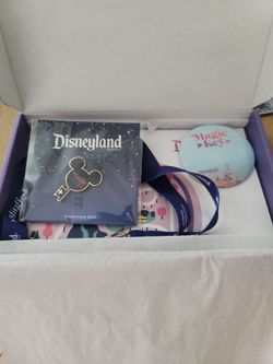 2021 Disneyland Magic Key Welcome Gift Set