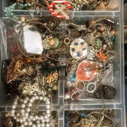  Craft Jewelry And Wearable Lot