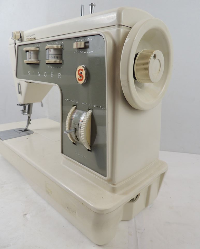 SINGER Stylist Zig Zag Sewing Machine Model 774 for Sale in Modesto, CA
