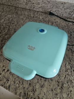 Delish by dash waffle maker