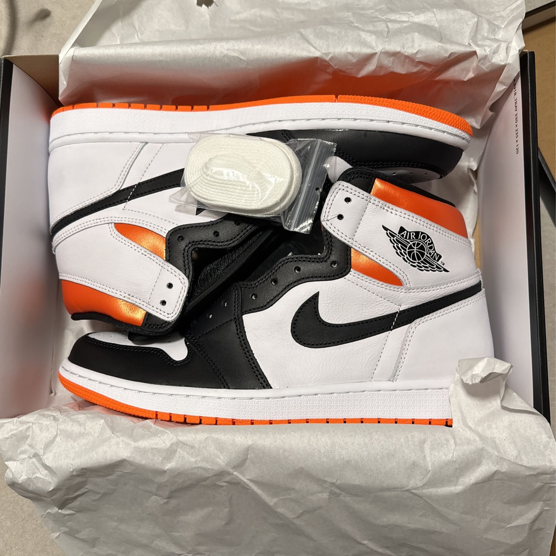 Jordan Retro 1 Electro Orange display picture 3