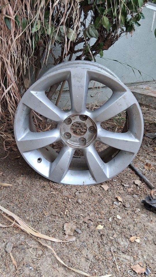 llanta de aleación OEM de 18 pulgadas para un Infiniti FX35.