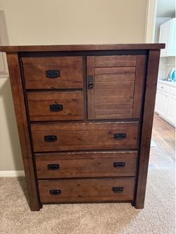 5 drawer dresser. Solid wood (heavy) good conditions