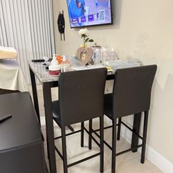 Dining Table with 4 Chairs – Great Condition 