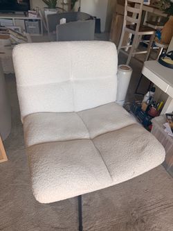 Cross-Legged Office Chair white