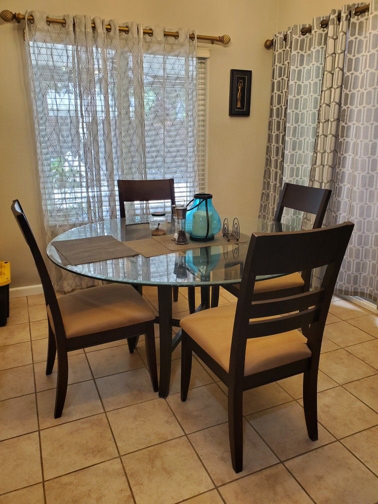 Table With Glass Top  an 4 Chairs