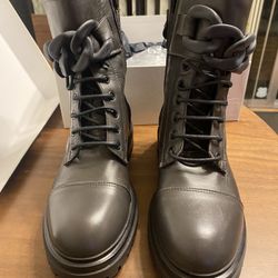 Woman’s Leather Boots Size 8. By Robyn Shreiber