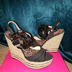 Betsey Johnson pinup/rockabilly wedge. Womens size 8