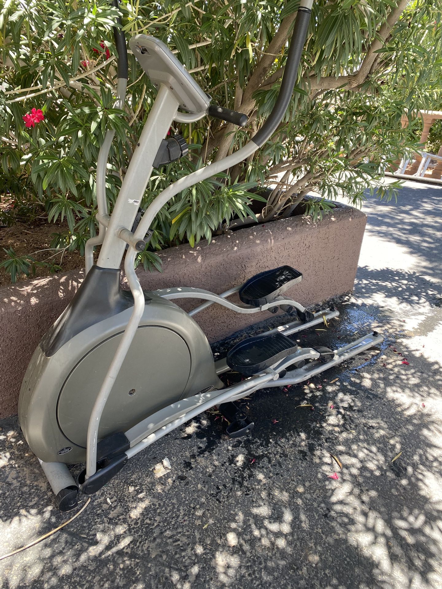 Elliptical bike, heavy duty works great