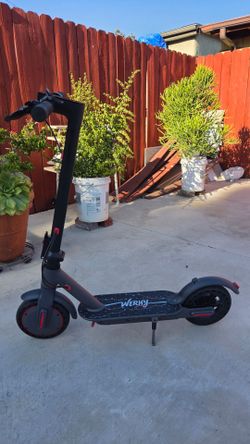 Electric children's scooter
