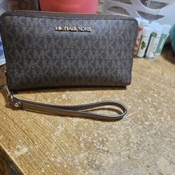 Michael Knors Wristlet