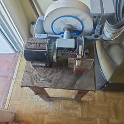 Slightly Used Delta Universal Wet/dry Grinder With Table Stand
