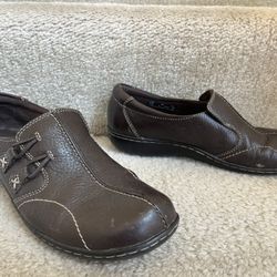 Women’s size 9 Clarks brown leather slip on shoes 