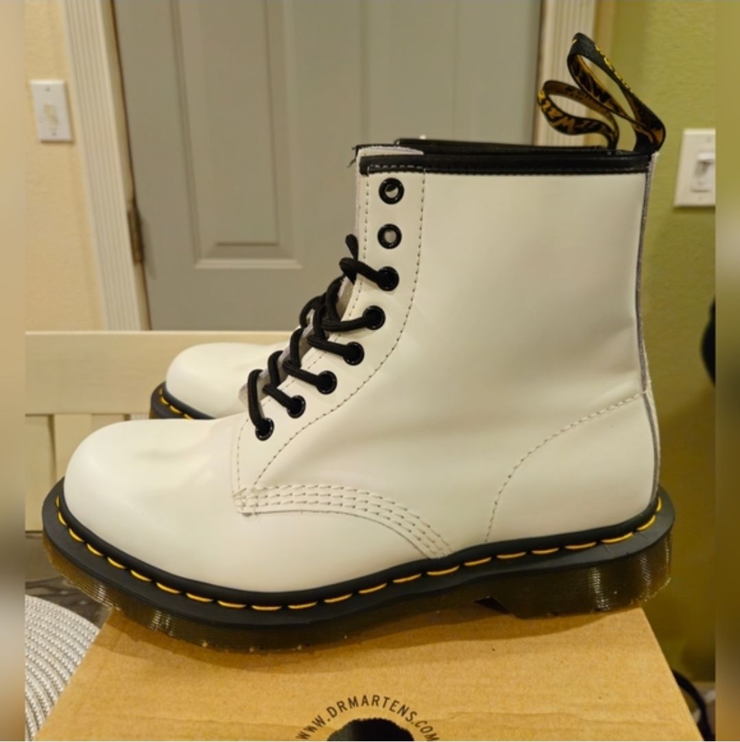 Dr Martens 1460 Smooth Leather Lace Up Boots 11822100 Women's Size 9