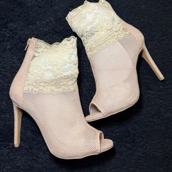 $10 Each Pair Beige Size 7.5 Black Size 5✨