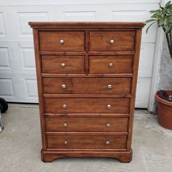 Dresser - 8 Drawers In Excellent Condition 