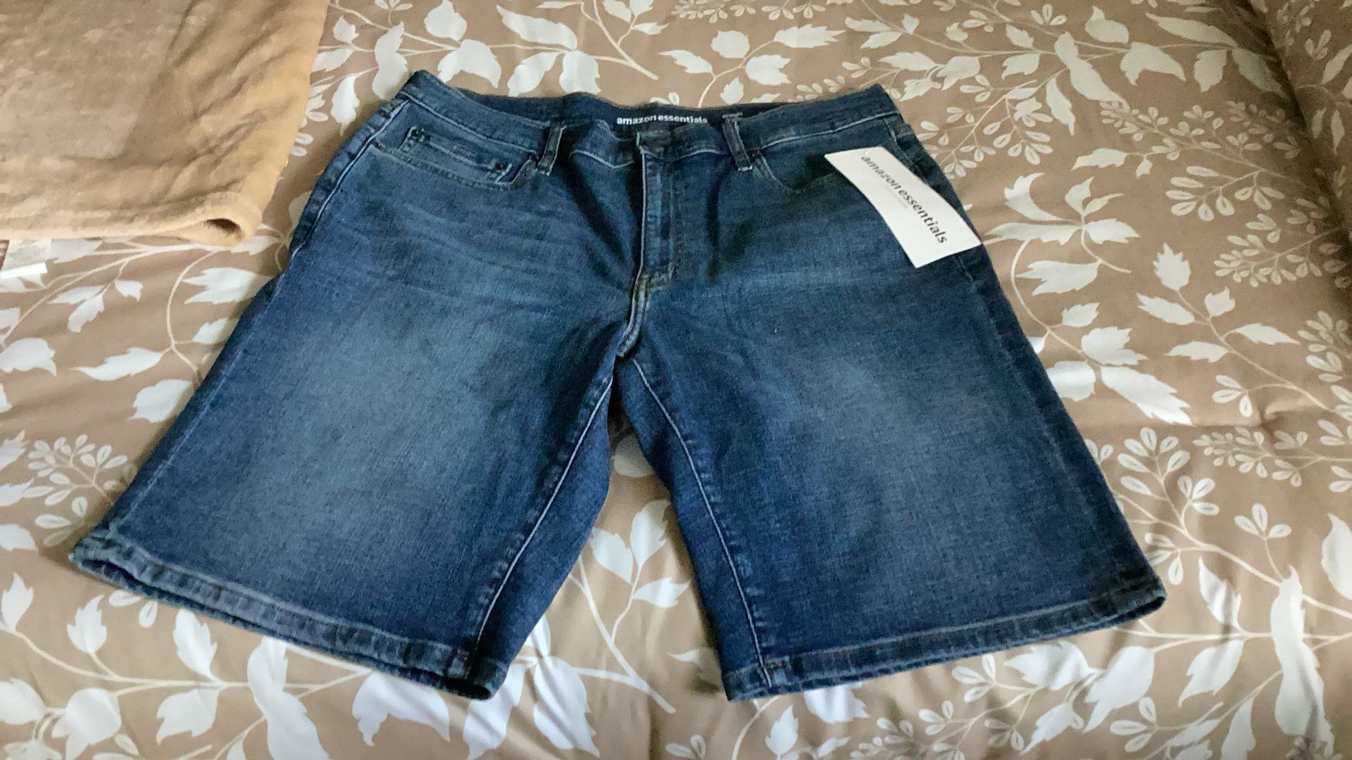 Brand New Amazon Essentials Mens Denim Shorts, 36W