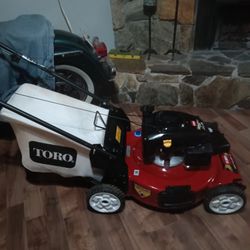 Toro Recycler 22 " 6.75 H/P Self Propelled Mower With Bagger (Like New )