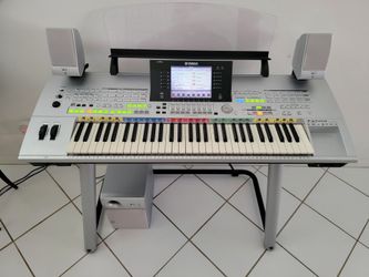 Yamaha Tyros 1 with Yamaha Tyros Speaker System and Tyros Praxis Book