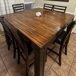 Nice Clean Dining Table With 6 Chairs 