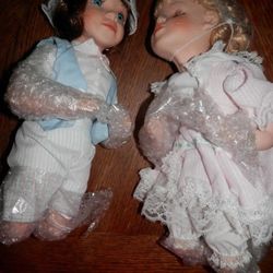 Vintage set of porcelain dolls kissing