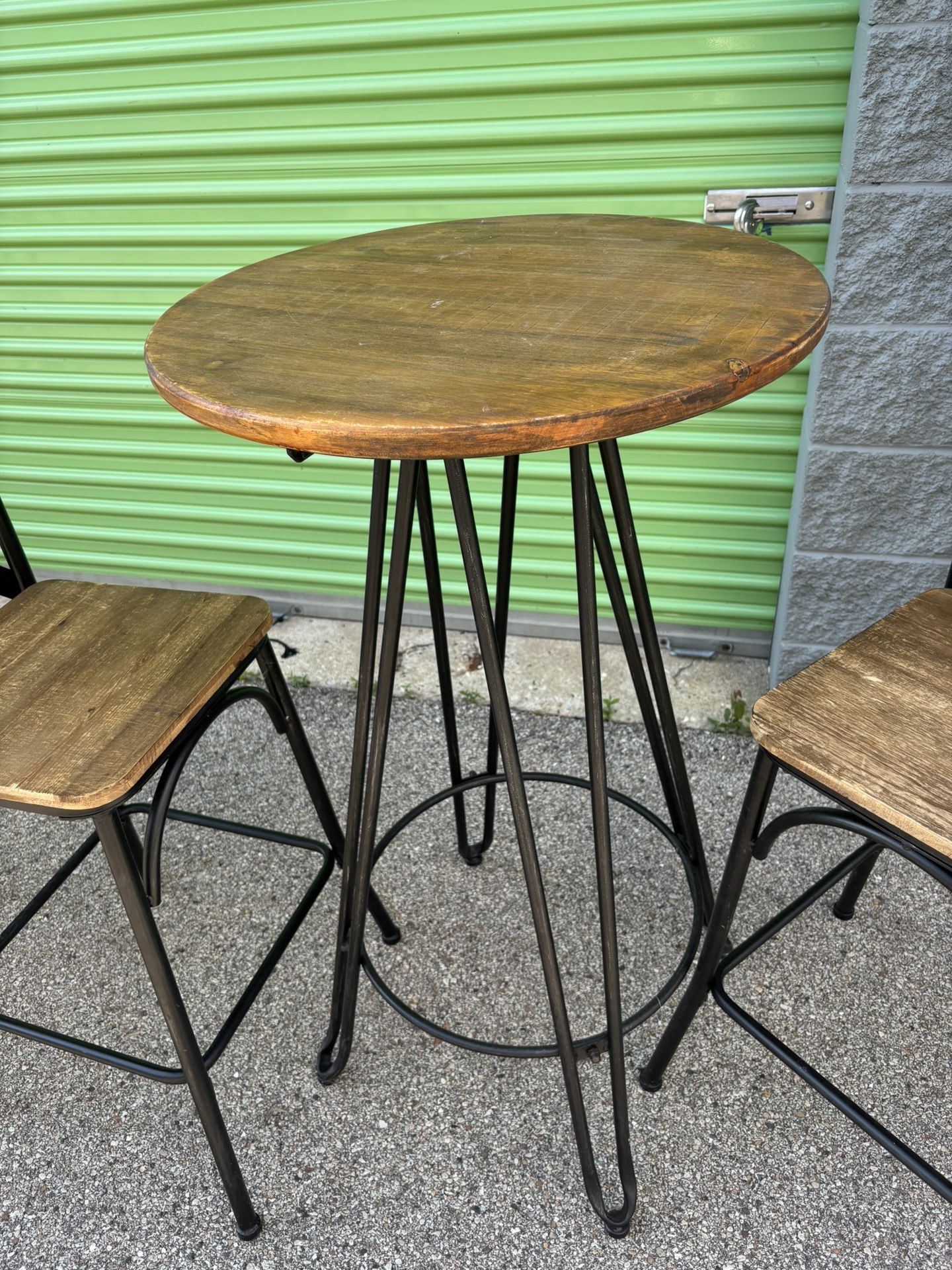 Metal/wood Cocktail table And Chairs used 1 Year