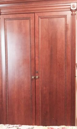 Armoire / Wardrobe – Excellent Condition