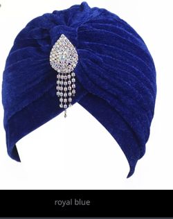 Brooch velvet bonnet