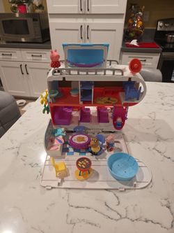 PEPPA PIGS MOTORHOME AND ACCESSORIES SEE DESCRIPTION