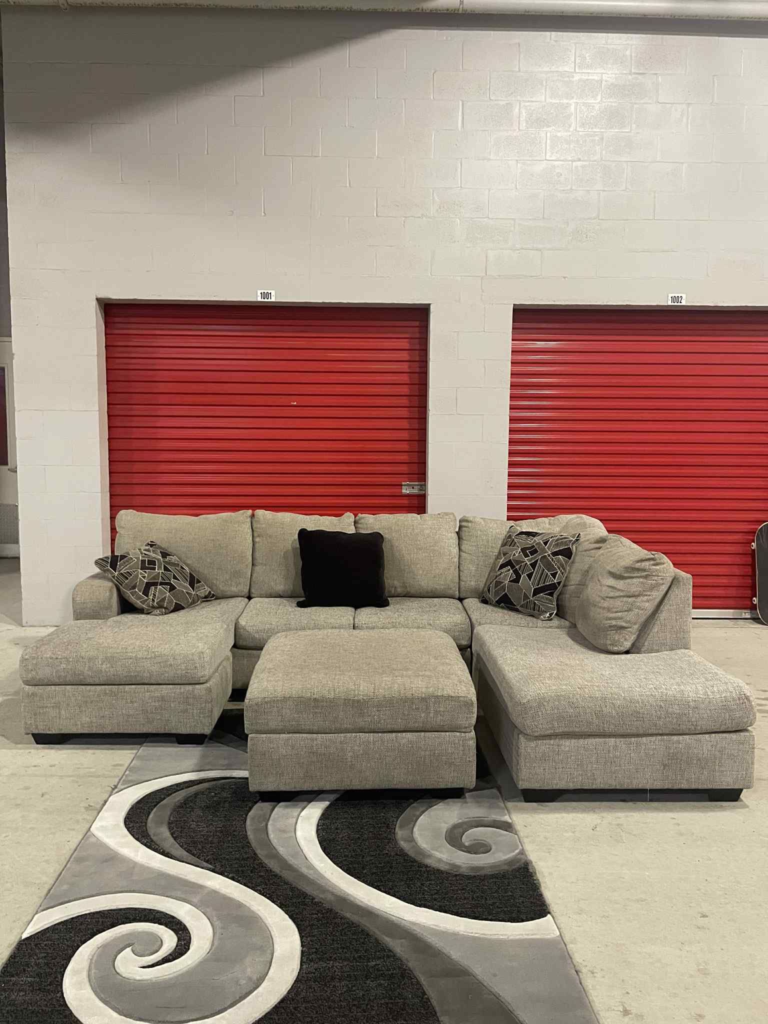 U Shaped Sectional Couch CAN DELIVER🚚