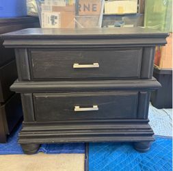 2 Nightstands With Drawers