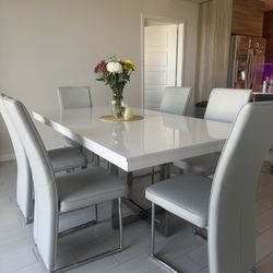 CITY FURNITURE DINING TABLE/ 6 CHAIRS 