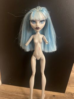 Monster high ghouila helps doll!