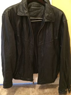 roundtree and yorke leather jacket —— size Medium