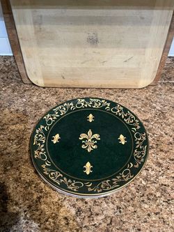 Decorative Plate Set - Ornate Fleur-de-Lis & Crest Design - Great Condition