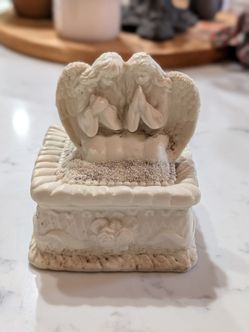 VINTAGE ANGELS CHERUB BISQUE PORCELAIN RAISED TRINKET BOX Mid Century