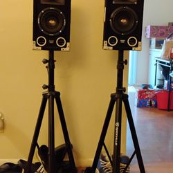 Lanzar Speakers On Stands 