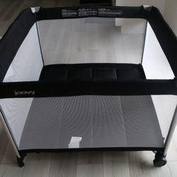 Joovy Room2 Pack n Play-Large Size, Like New, Comes With Bag