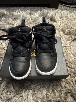 Jordan 1 Mid GS Black Metallic (GS) size 9 C