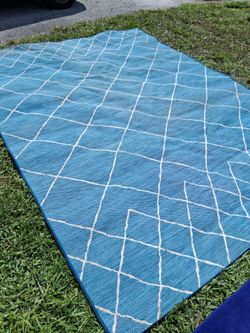 NICE LARGE 8 BY 10 PLASTIC PATIO AREA RUG