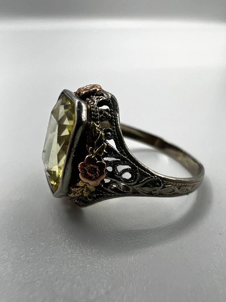 Gorgeous vintage Art Deco citrine ring made of 10k white gold.