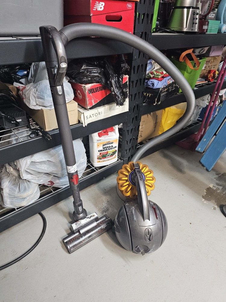Dyson DC 39 Vacuum 