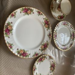 Royal Albert Old Country Roses. Bone China 