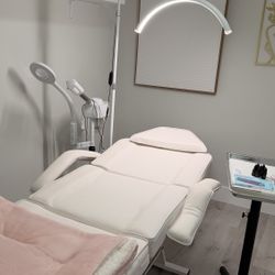 Spa Bed for Beauty Treatments/ Massage/ Makeup 