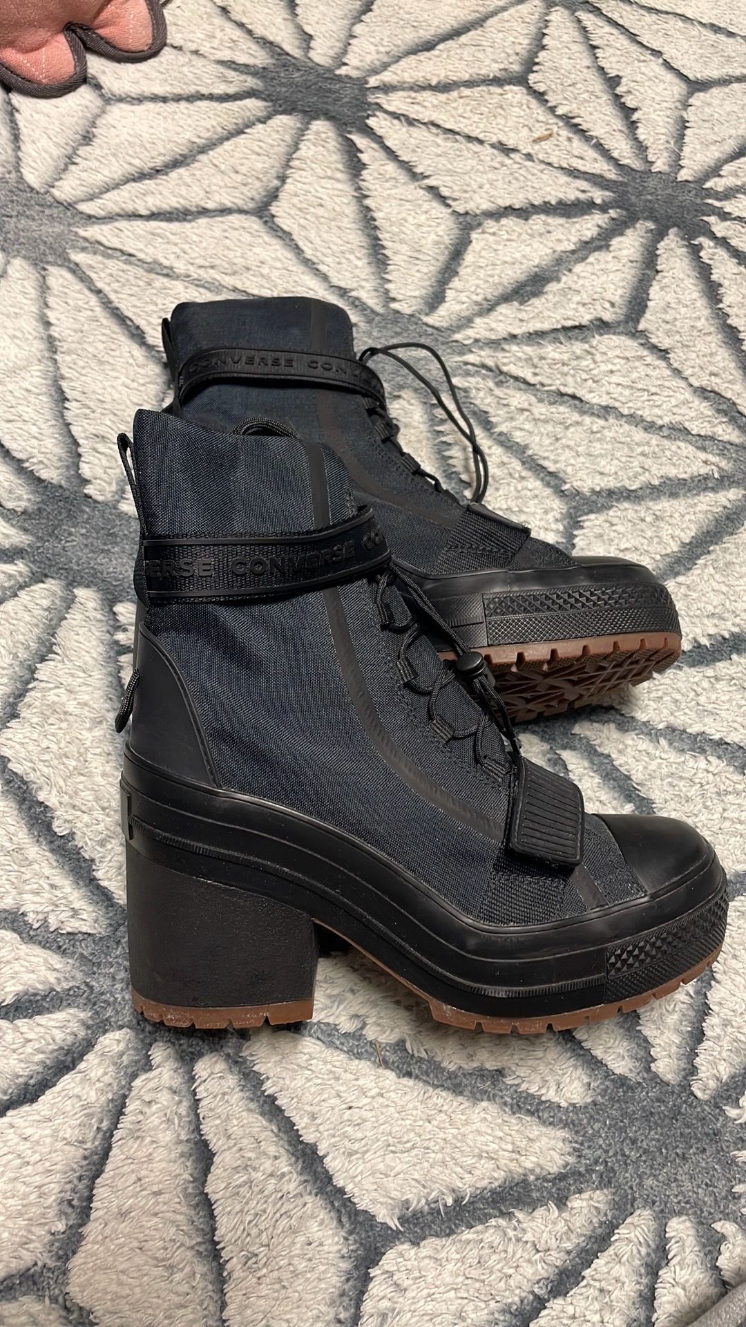 Woman’s converse boots new size 7