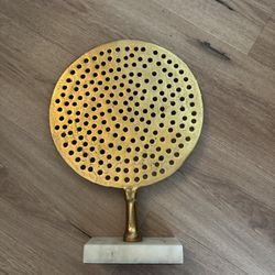 Decor pieces and knife set.