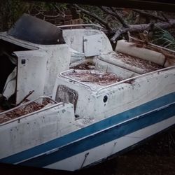 23 Deck Boat