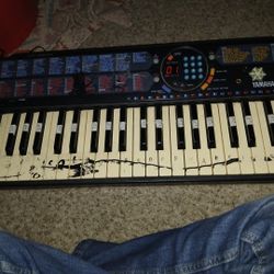 A YAMAHA PSR-76 PLANO 