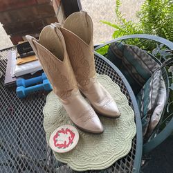 Woman’s Boots  6M